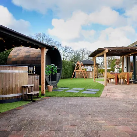 Luxury 8-person Waterfront Veluwe With Private Hot Tub Sauna And Air Conditioning Вортхёйзен