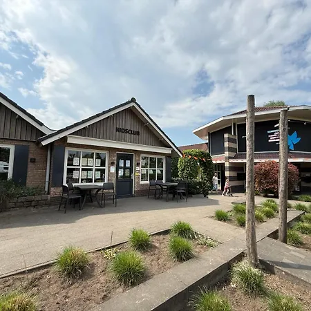 Luxury 8-person Waterfront Veluwe With Private Hot Tub Sauna And Air Conditioning Вортхёйзен