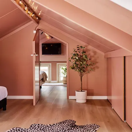 Апартаменты Luxury 8-person Waterfront Veluwe With Private Hot Tub Sauna And Air Conditioning Вортхёйзен