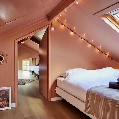 Luxury 8-person Waterfront Veluwe With Private Hot Tub Sauna And Air Conditioning Вортхёйзен