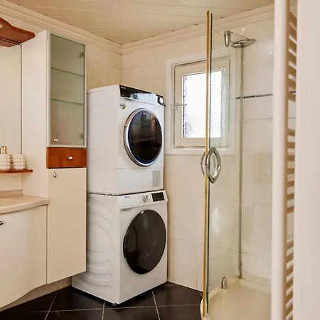 Luxury 8-person Waterfront Veluwe With Private Hot Tub Sauna And Air Conditioning *