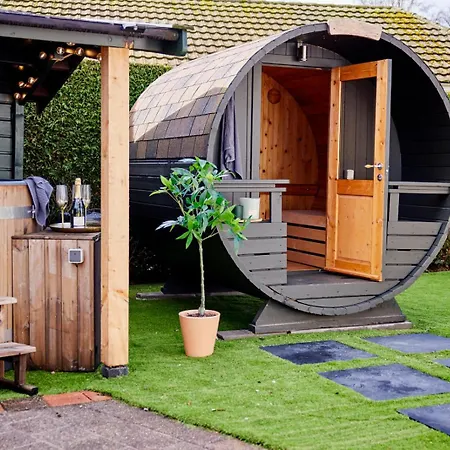 Luxury 8-person Waterfront Veluwe With Private Hot Tub Sauna And Air Conditioning *