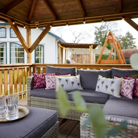 Апартаменты Luxury 8-person Waterfront Veluwe With Private Hot Tub Sauna And Air Conditioning